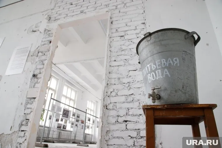 Жителей пермского поселка возмутил «личный» подвоз воды директору школы