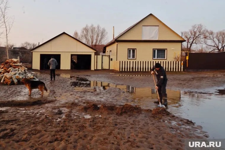 Житель подтопленного курганского города спал в машине из-за паводка