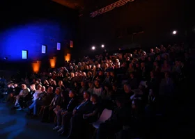 Спектакль Гришковца, осенний бал и новинки кинопроката: афиша на уик-энд в Салехарде и Лабытнанги