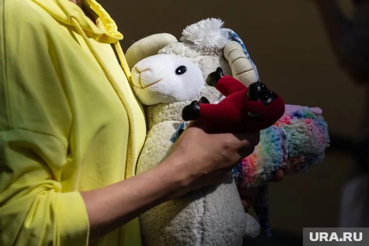 Люди пришли с цветами и игрушками к храму, где был штаб по поиску мальчика