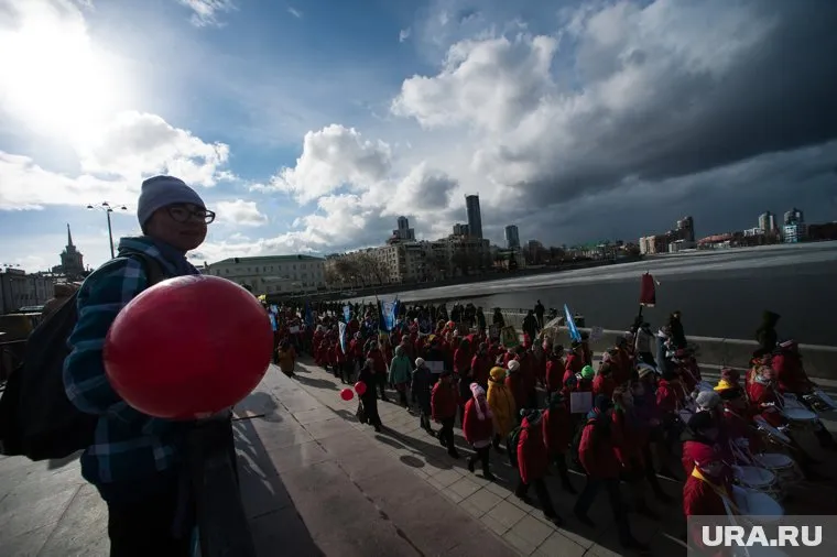 Организаторы крестного хода изменили всем привычный маршрут. В этом году колонну верующих повели по набережной Исети, где будет строиться собор Святой Екатерины