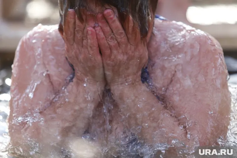 В морозы стоит отказаться от купания тем, кто простужен, заявил Антон Лосев