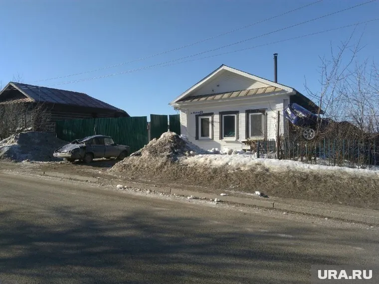 Машина приземлилась благополучно, водитель и пассажир не пострадали