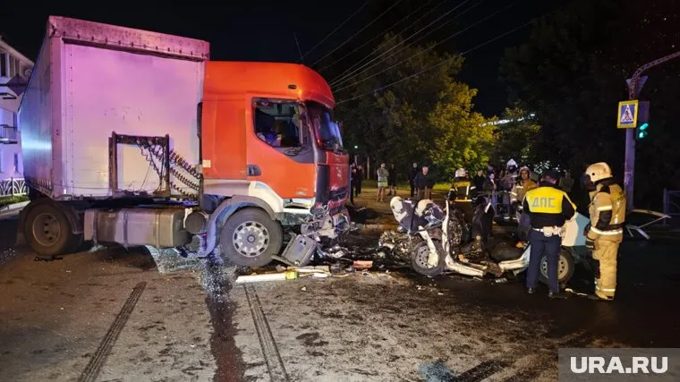 Авария произошла в час ночи на Бисертской, 133