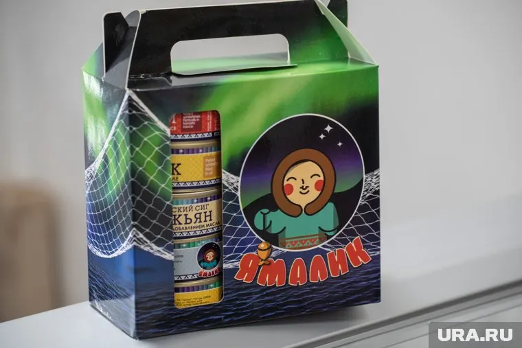 В каждой коробке - по восемь банок консерв