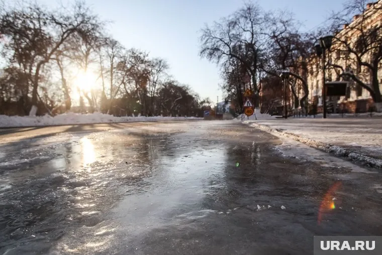 Прорыв горячей воды произошел в Тюмени на перекрестке улиц Грибоедова и Короленко