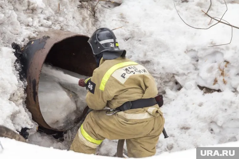Сотрудники МЧС пробивают водопропускные трубы для более быстрого прохода воды