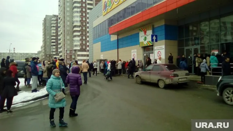 При срабатывании сигнализации посетителей ТЦ попросили выйти на улицу