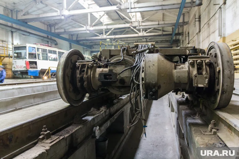 Огромные колеса повредили дорогу (архивное фото)