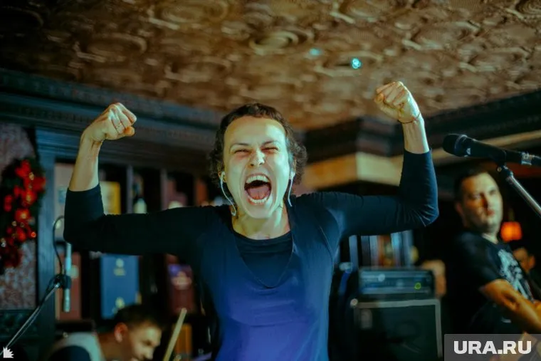 Поклонников Чичериной паленым алкоголем на запугать