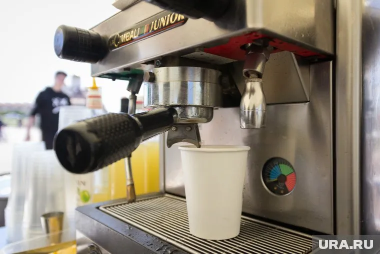 В городе заметили робота, который готовит кофе