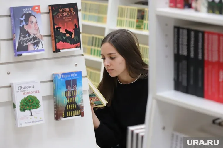 Книгу «Лето в пионерском галстуке» запретили продавать в «Читай-городе» в декабре 2022 года из-за пропаганды ЛГБТ