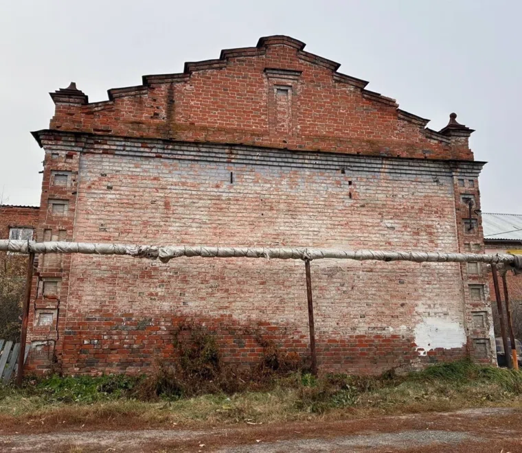 Выставленная на продажу усадьба находится в центре Шадринска