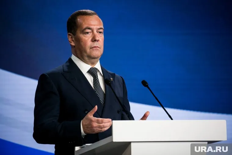 Украина не захотела решать проблемные вопросы дипломатическим путем, заявил Дмитрий Медведев