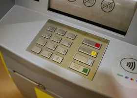 Часть россиян не сможет снять наличку из банкомата с 1 сентября