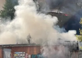 В Новом Уренгое полыхают сотни квадратных метров в доме