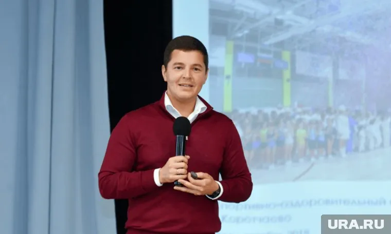 Дмитрий Артюхов исполнил композицию «Тень твоей улыбки» на рояле, выбранном для региона известным пианистом