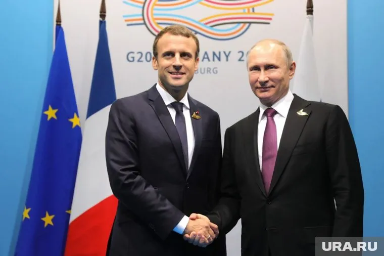 Макрон позвонил Путину с борта президентского самолета