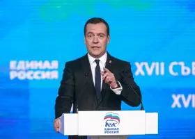 Медведев назвал срок, когда обсудит с депутатами переход на «четырехдневку»