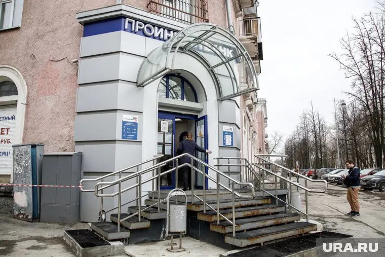 Сейчас в помещении банка работает комиссионный магазин