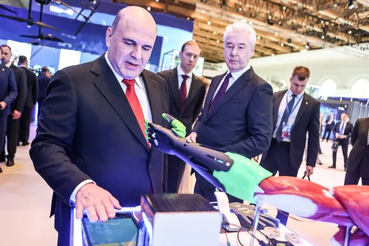 Михаил Мишустин на выставке "Сделано в России" в Манеже. Москва