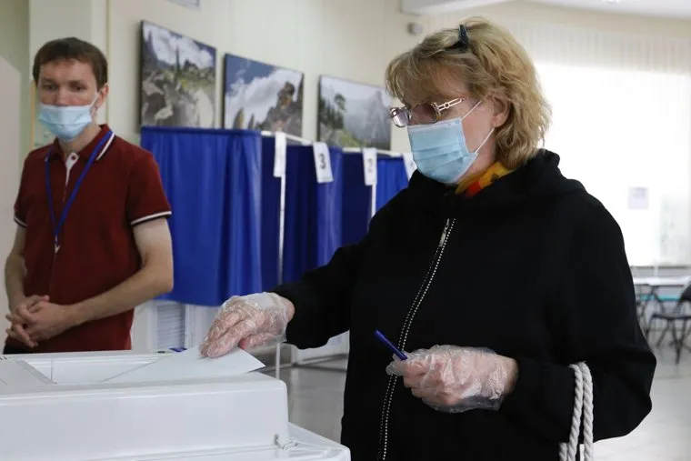 Избирательный участок по общероссийскому голосованию по поправкам в Конституцию РФ. Курган