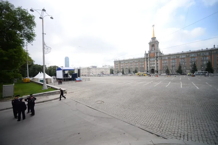 Площадь 1905 года перед митингом. Екатеринбург, администрация екатеринбурга, екатеринбург, площадь 1905 года