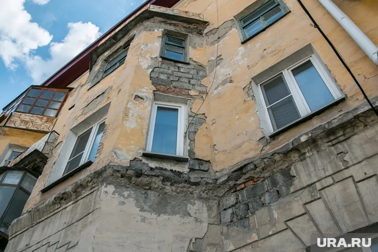 Вместо переселения жителей дома местные власти инициировали проведение экспертизы, которая тянется уже несколько месяцев