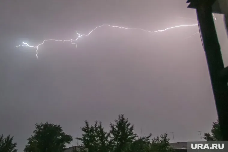 После попадания молнии мужчина не получил травм жизненно важных органов