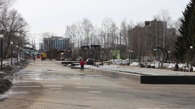 Городской траффик во время нерабочих дней точки съемки понедельник Пермь