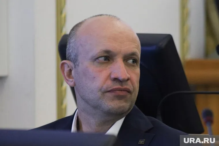 Денис Хахалов решил сдать мандат депутата