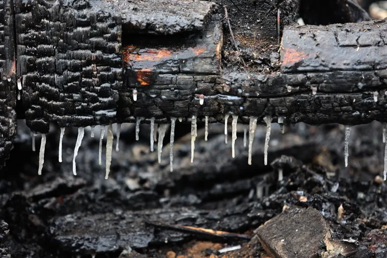 Сгоревший дом в селе Шмаково, где погибли дети. Курган