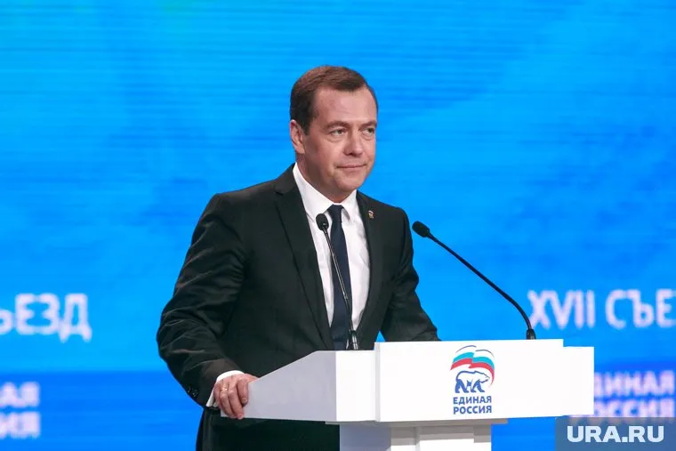 Газопровод будет достроен, несмотря на американские санкции, заявил Дмитрий Медведев