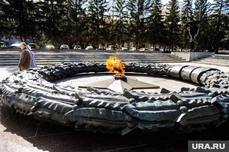 Два главы региона почтили память Героев на мемориале Вечный огонь