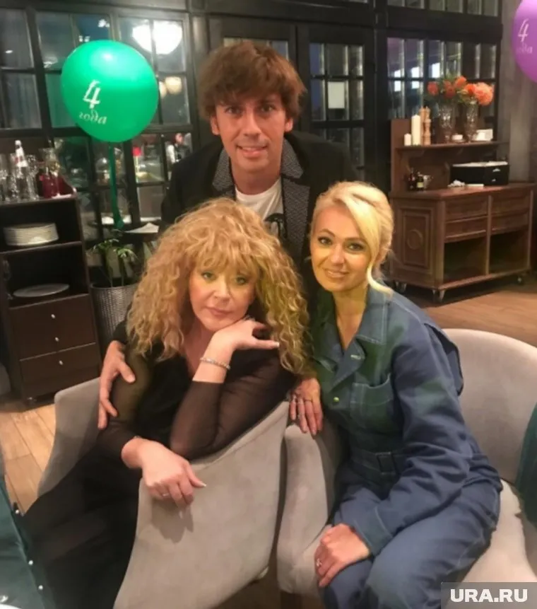 Примадонну и пародиста поздравила супруга Евгения Плющенко Яна Рудковская