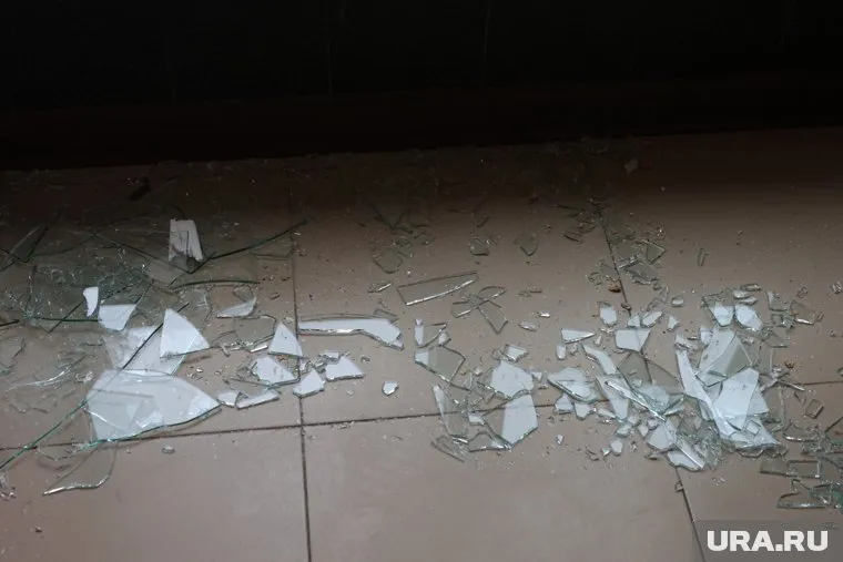 Школьники разбили магазин, который закрылся в 2024 году