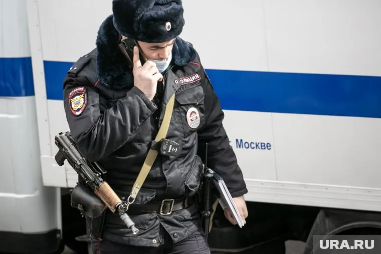 Полиция задержала Зубрилина на выходе из здания городского комитета КПРФ