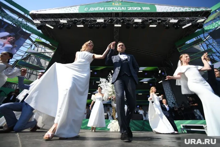 Победившая семья Они зарегистрировала брак в Верх-Исетском ЗАГСе.