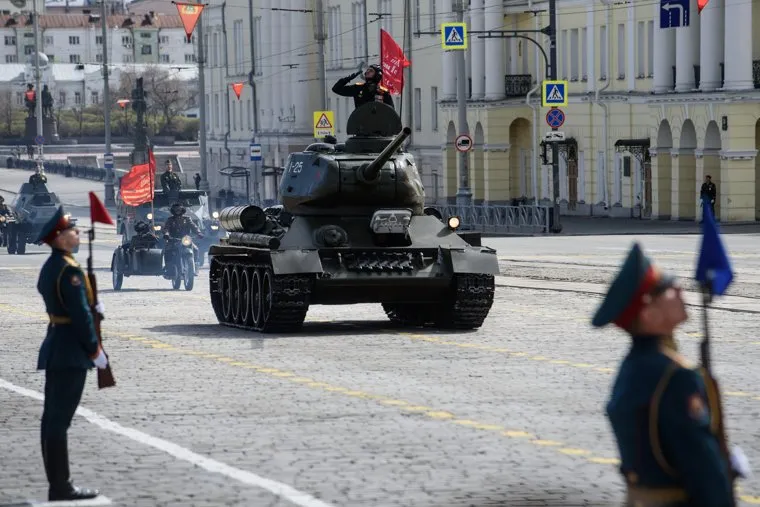 Военный парад в честь Дня Победы на площади 1905 года. Екатеринбург 