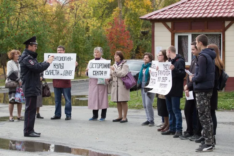 Уральский тур Доброй воли. Волонтеры - саентологи. г. Курган, саентология, плакаты, православные активисты