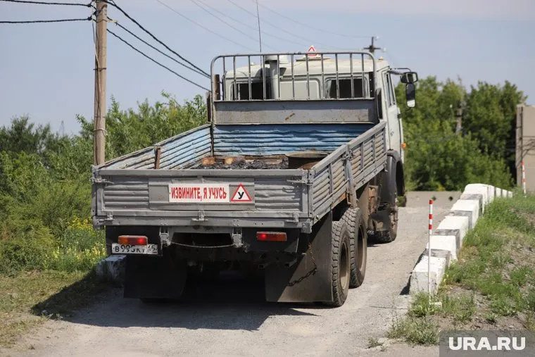 Водитель «КАМАЗа» хотел объехать другую машину, но наехал на пешехода (архивное фото)