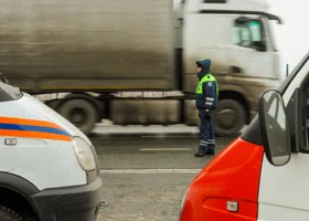 Из-за мокрой трассы фура съехала в кювет на М-5 в Саткинском районе