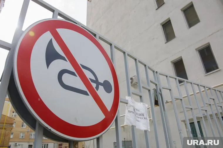 Горожан раздражает громкая речь, стук каблуков и лай