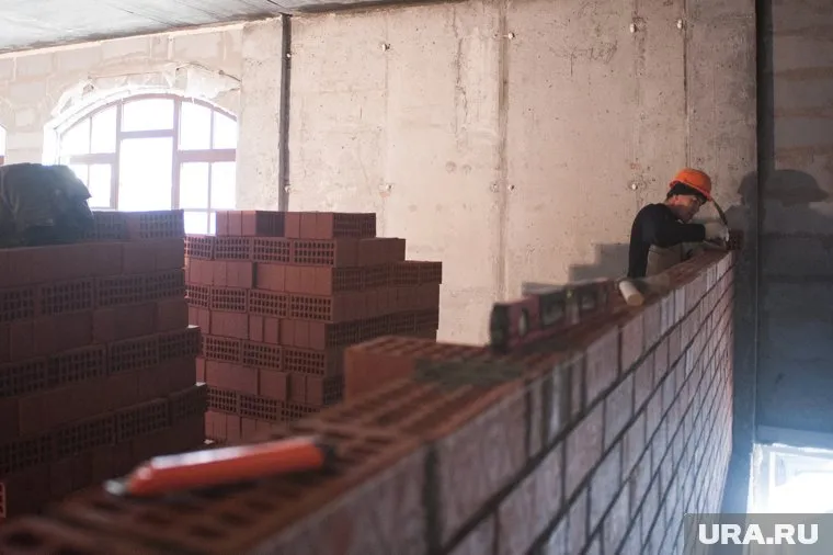 На кирпичном заводе не осталось рабочих. Людям не платят зарплату.