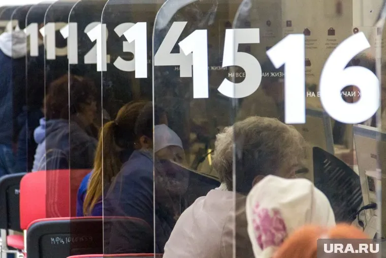 Родители Екатеринбурга записывают детей в первый класс по старинке