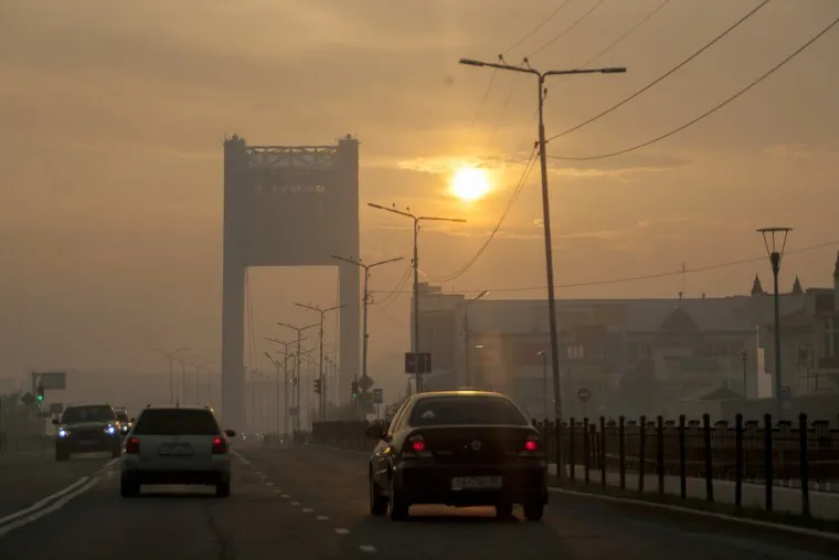 Салехард затянуло дымом от лесных пожаров. Салехард, мост, салехард, дым, смог, гарь, факел