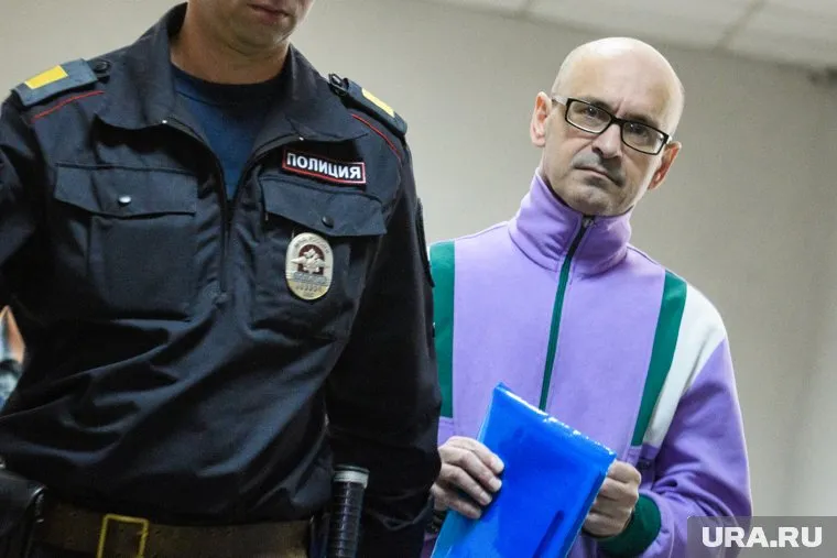 Автомобилист Владимир Пузырев выехал на тротуар, потому что не захотел стоять в пробке