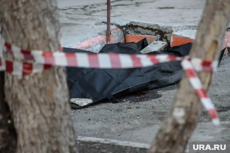 Тело мужчины накрыли черным полотном