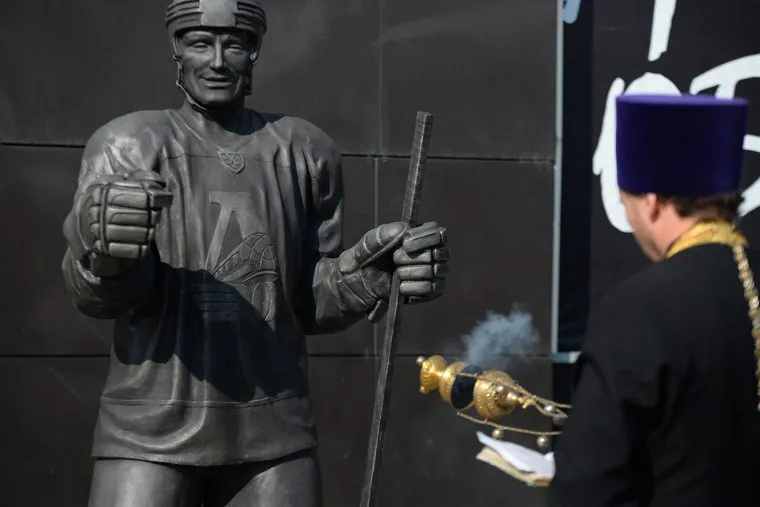 Возложение цветов мемориал Локомотив, Автомобилист, памятник, хк локомотив