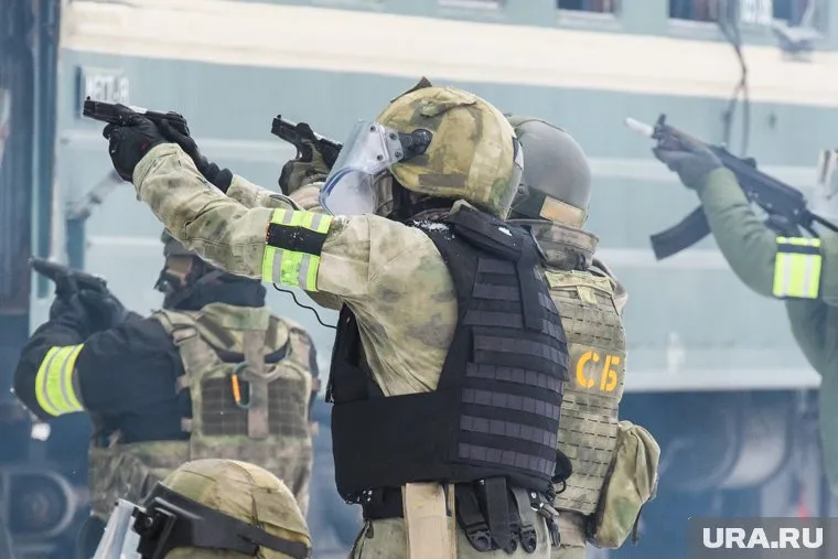 Сотрудники ФСБ задержали пособников террористов и изъяли у них средства связи